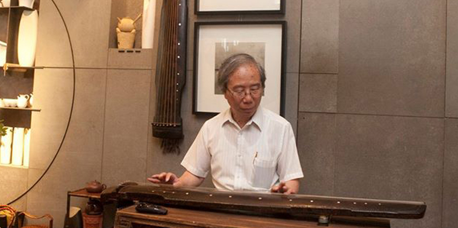 有幸榮邀 香江著名琴人謝俊仁博士 攜同明代古琴 主持 -古琴導賞 有幸榮邀 香江著名琴人謝俊仁博士 攜同明代古琴 主持 -古琴導賞