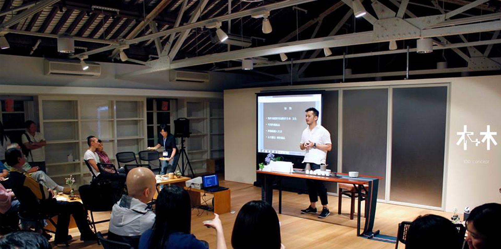 Tommy 【清音迎月之會 】帯來 木+木茶見時光 ~~ Tommy 於當中講解其意境茶席及茶與生活的延展關係。 Tommy 【清音迎月之會 】帯來 木+木茶見時光 ~~ Tommy 於當中講解其意境茶席及茶與生活的延展關係。