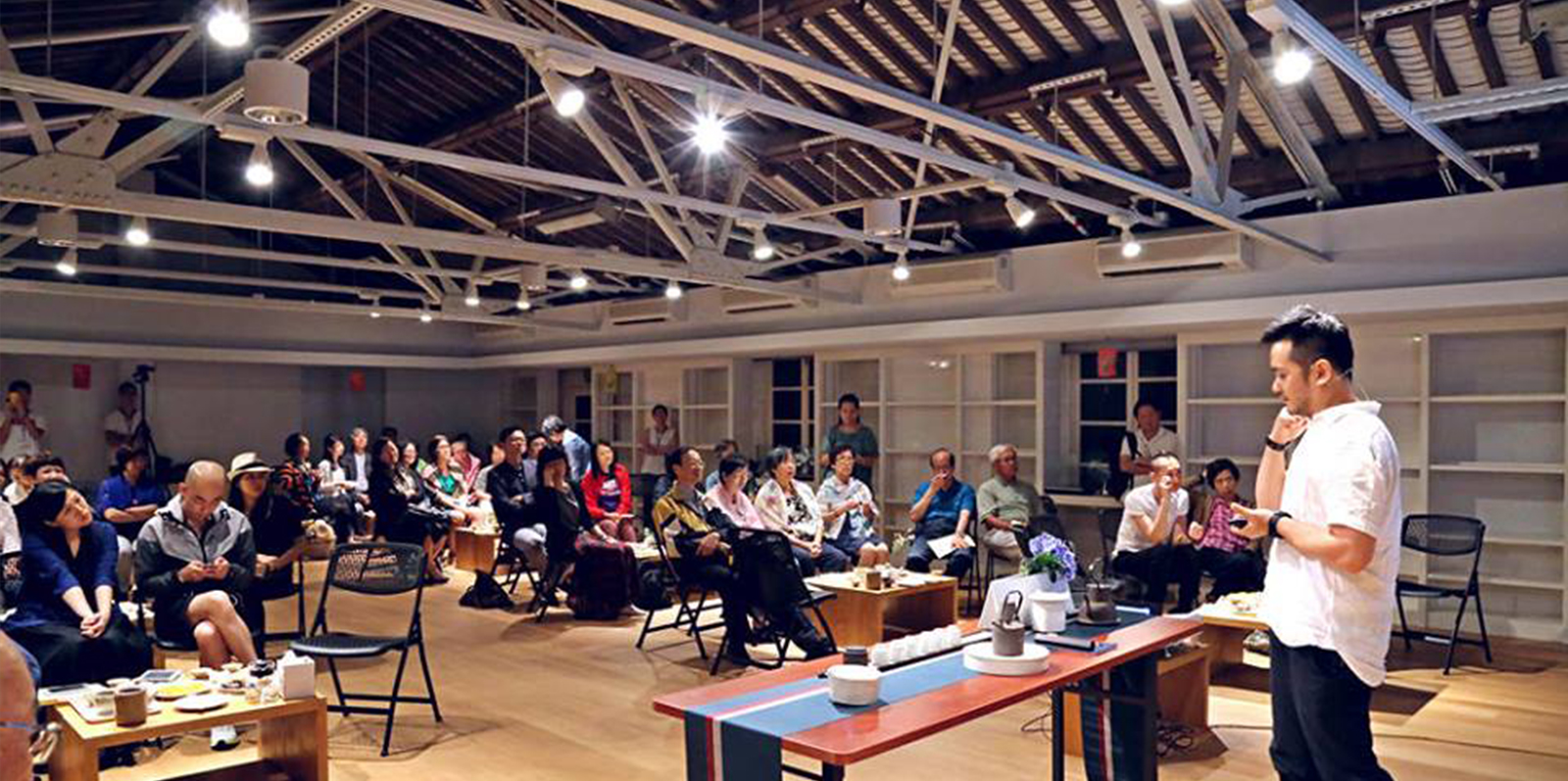 Tommy 【清音迎月之會 】帯來 木+木茶見時光 ~~ Tommy 於當中講解其意境茶席及茶與生活的延展關係。 Tommy 【清音迎月之會 】帯來 木+木茶見時光 ~~ Tommy 於當中講解其意境茶席及茶與生活的延展關係。